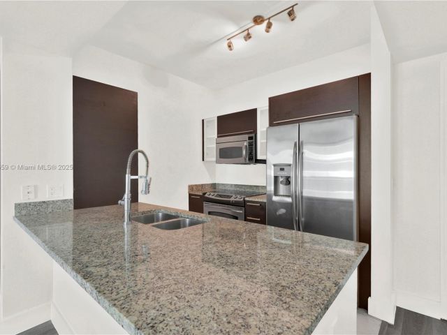 1-bedroom condo for sale in Miami - 950 Brickell Bay Dr 802 - MondialRealty