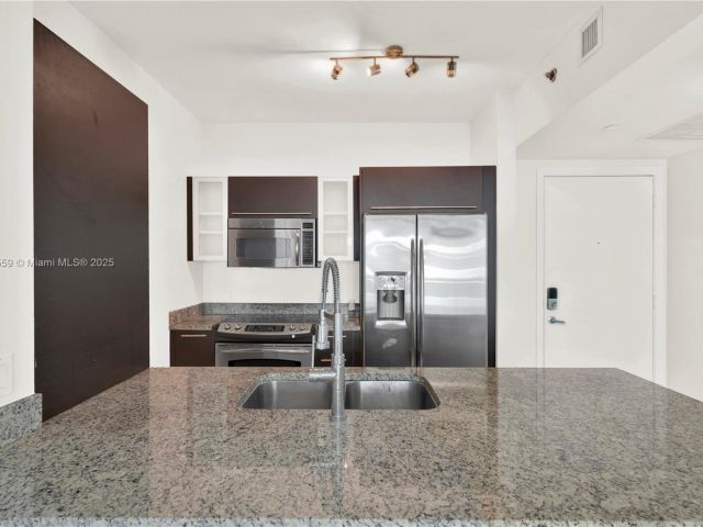 1-bedroom condo for sale in Miami - 950 Brickell Bay Dr 802 - MondialRealty