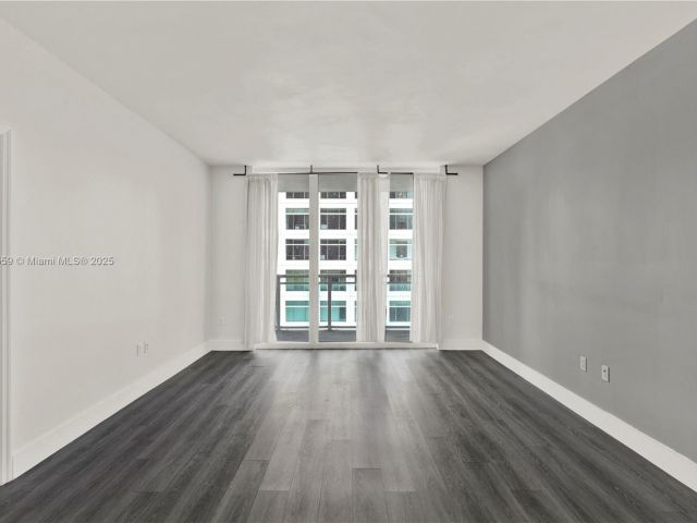 1-bedroom condo for sale in Miami - 950 Brickell Bay Dr 802 - MondialRealty