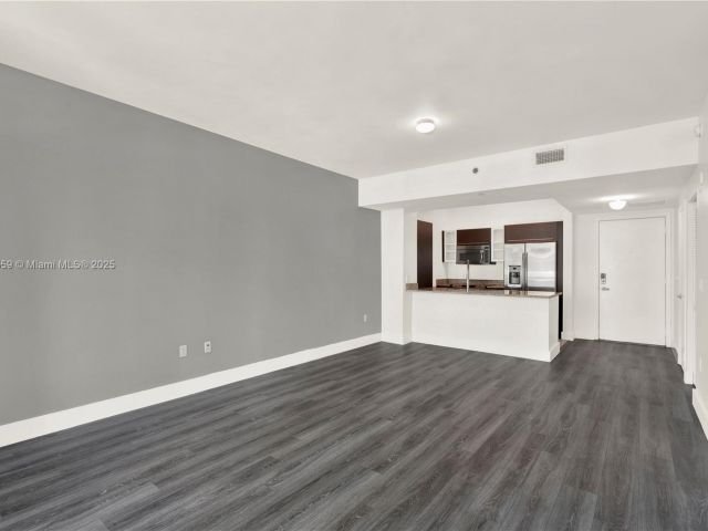 1-bedroom condo for sale in Miami - 950 Brickell Bay Dr 802 - MondialRealty