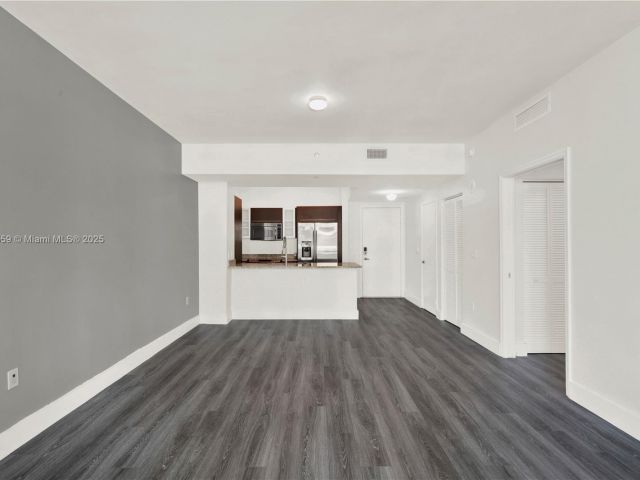 1-bedroom condo for sale in Miami - 950 Brickell Bay Dr 802 - MondialRealty