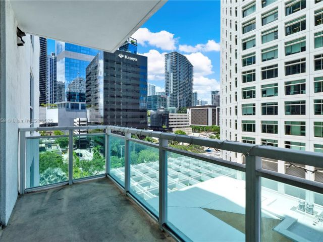 1-bedroom condo for sale in Miami - 950 Brickell Bay Dr 802 - MondialRealty