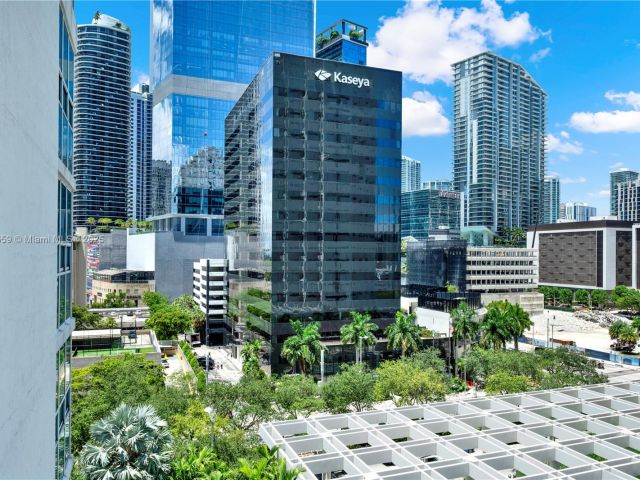1-bedroom condo for sale in Miami - 950 Brickell Bay Dr 802 - MondialRealty