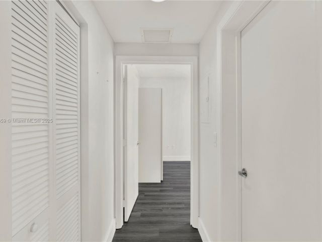 1-bedroom condo for sale in Miami - 950 Brickell Bay Dr 802 - MondialRealty