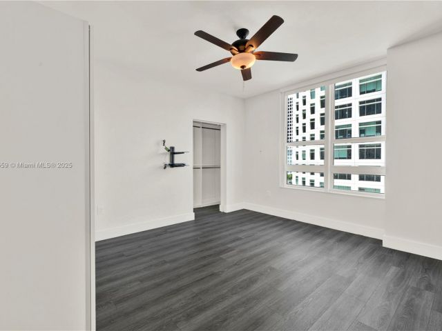 1-bedroom condo for sale in Miami - 950 Brickell Bay Dr 802 - MondialRealty
