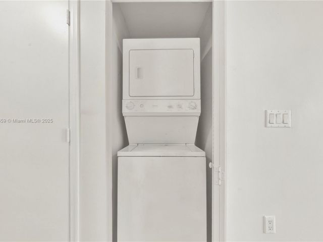 1-bedroom condo for sale in Miami - 950 Brickell Bay Dr 802 - MondialRealty