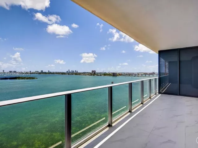 3-bedroom condo for sale in Miami - 700 NE 24th Street 1405 - MondialRealty