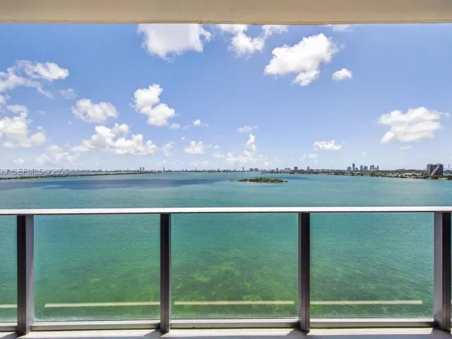 3-bedroom condo for sale in Miami - 700 NE 24th Street 1405 - MondialRealty