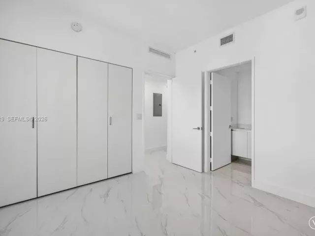 3-bedroom condo for sale in Miami - 700 NE 24th Street 1405 - MondialRealty