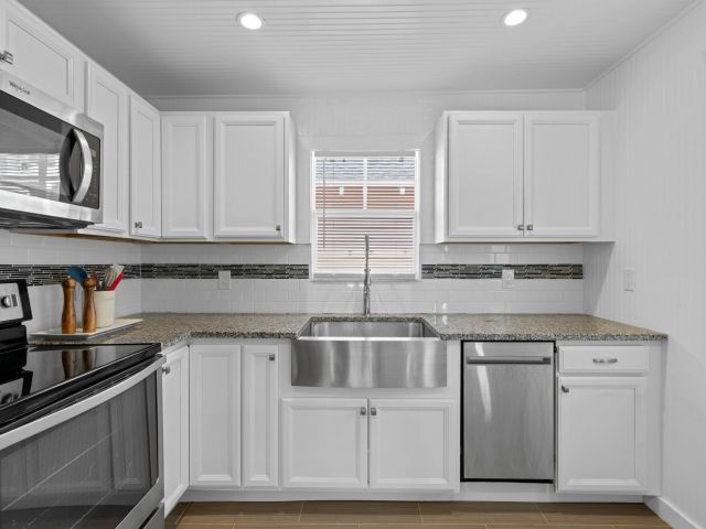 Home for rent at 122 SE 7th Avenue - photo 6430443