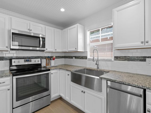 Home for rent at 122 SE 7th Avenue - photo 6430444