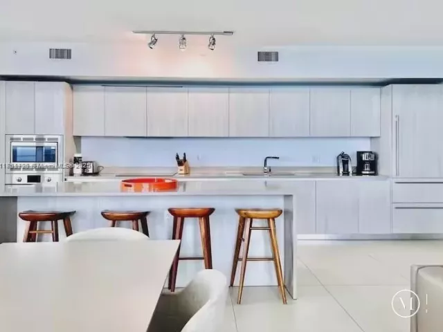 3-bedroom condo for sale in Hollywood - 4111 S Ocean Dr 1801 - MondialRealty