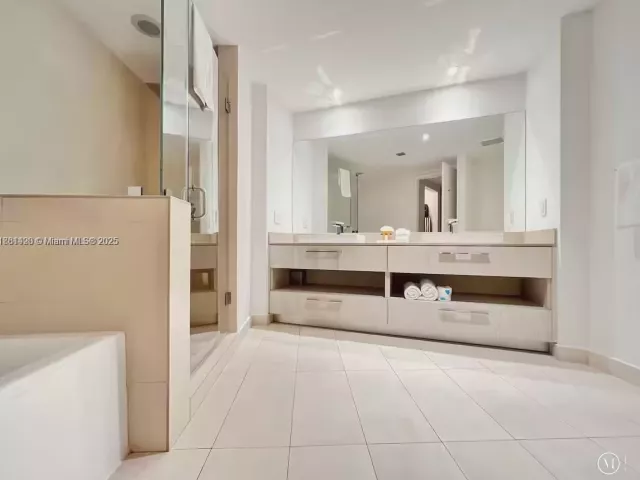 3-bedroom condo for sale in Hollywood - 4111 S Ocean Dr 1801 - MondialRealty