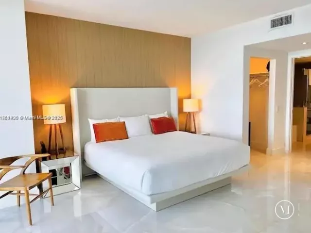 3-bedroom condo for sale in Hollywood - 4111 S Ocean Dr 1801 - MondialRealty