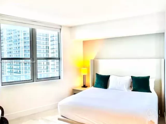 3-bedroom condo for sale in Hollywood - 4111 S Ocean Dr 1801 - MondialRealty