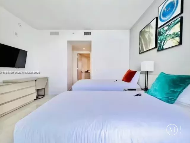 3-bedroom condo for sale in Hollywood - 4111 S Ocean Dr 1801 - MondialRealty