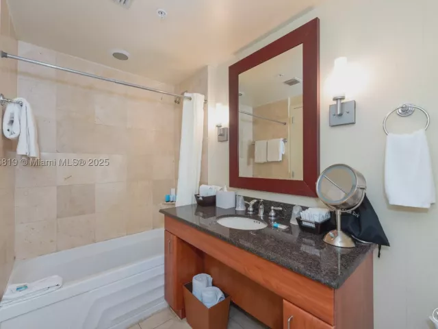 2-bedroom condo for sale in Sunny Isles Beach - 18001 Collins Ave 1214- 1215 - MondialRealty