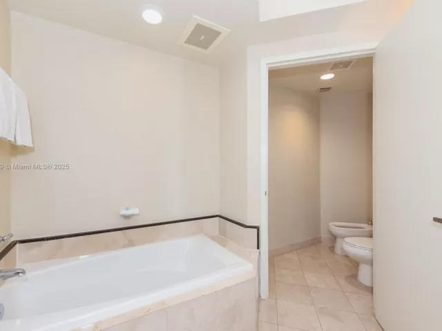 2-bedroom condo for sale in Sunny Isles Beach - 18001 Collins Ave 1214- 1215 - MondialRealty