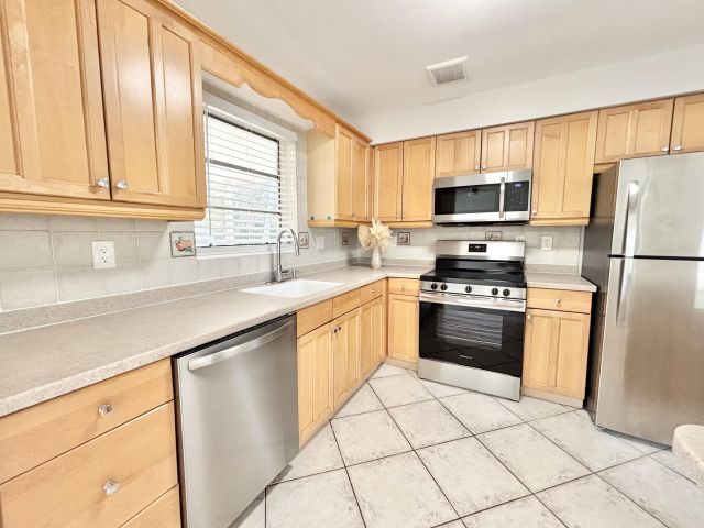 Home for rent at 2370 NE 4th Avenue - photo 6539700