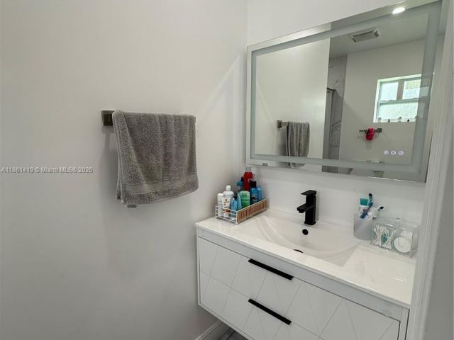 3-bedroom home for sale in Miami Gardens - 3521 NW 171st Ter - MondialRealty