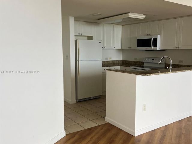 1-bedroom condo for sale in Aventura - 19501 W Country Club Dr 1411 - MondialRealty