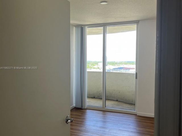 1-bedroom condo for sale in Aventura - 19501 W Country Club Dr 1411 - MondialRealty