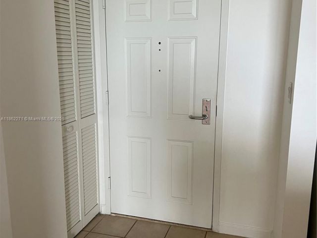 1-bedroom condo for sale in Aventura - 19501 W Country Club Dr 1411 - MondialRealty