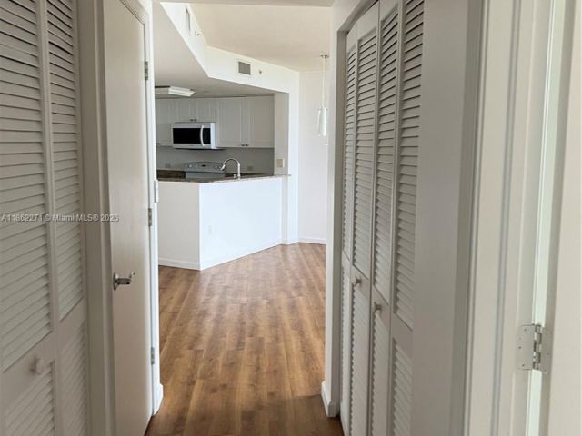 1-bedroom condo for sale in Aventura - 19501 W Country Club Dr 1411 - MondialRealty