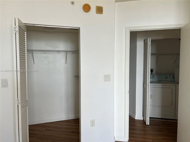 1-bedroom condo for sale in Aventura - 19501 W Country Club Dr 1411 - MondialRealty