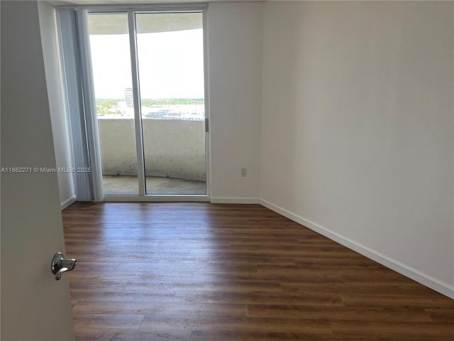 1-bedroom condo for sale in Aventura - 19501 W Country Club Dr 1411 - MondialRealty