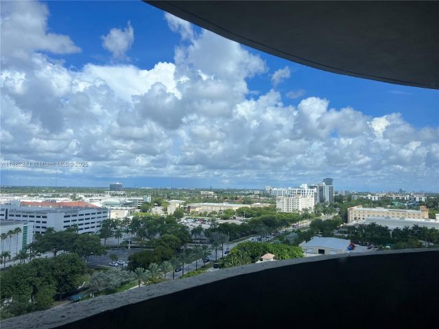 1-bedroom condo for sale in Aventura - 19501 W Country Club Dr 1411 - MondialRealty