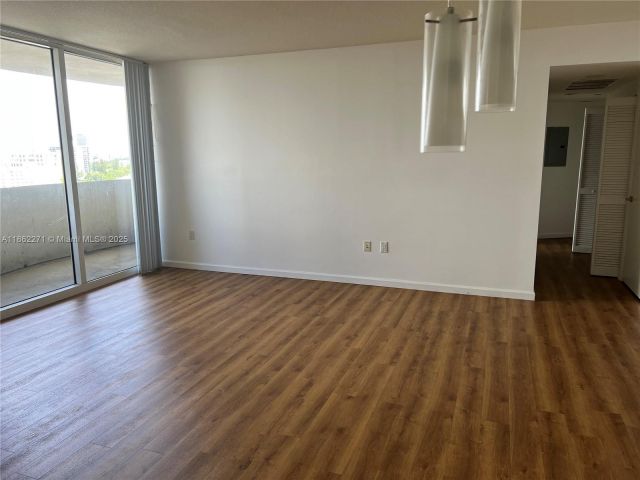 1-bedroom condo for sale in Aventura - 19501 W Country Club Dr 1411 - MondialRealty