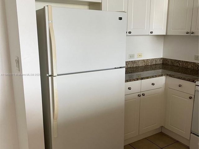 1-bedroom condo for sale in Aventura - 19501 W Country Club Dr 1411 - MondialRealty