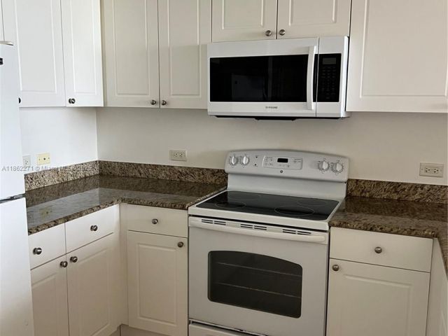 1-bedroom condo for sale in Aventura - 19501 W Country Club Dr 1411 - MondialRealty