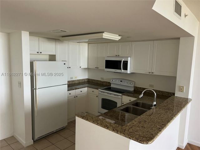 1-bedroom condo for sale in Aventura - 19501 W Country Club Dr 1411 - MondialRealty