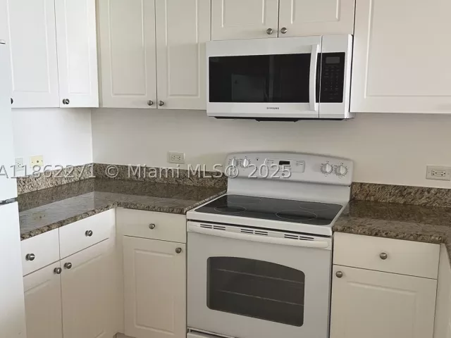 1-bedroom condo for sale in Aventura - 19501 W Country Club Dr 1411 - MondialRealty