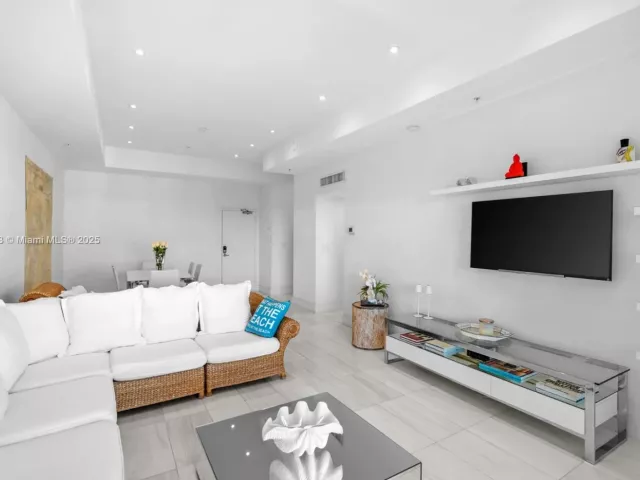 2-bedroom condo for sale in Miami Beach - 1500 Bay Rd 1548S - MondialRealty