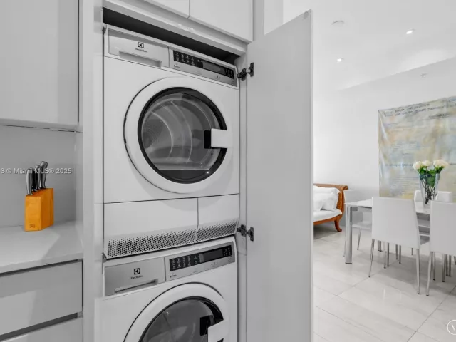 2-bedroom condo for sale in Miami Beach - 1500 Bay Rd 1548S - MondialRealty