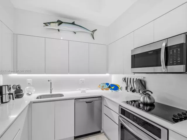 2-bedroom condo for sale in Miami Beach - 1500 Bay Rd 1548S - MondialRealty