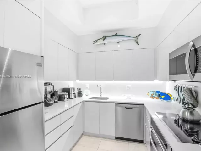 2-bedroom condo for sale in Miami Beach - 1500 Bay Rd 1548S - MondialRealty