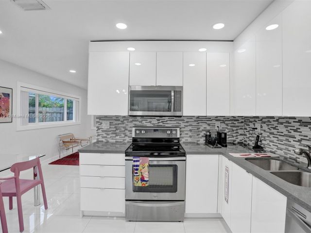 2-bedroom home for rent in Fort Lauderdale - 1605 NW 7th Ter - MondialRealty