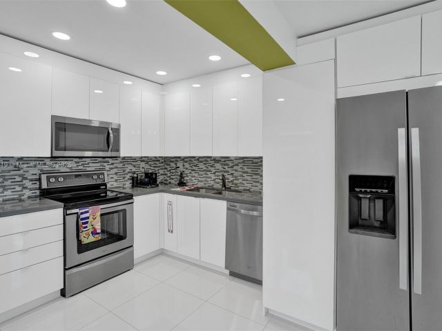 2-bedroom home for rent in Fort Lauderdale - 1605 NW 7th Ter - MondialRealty
