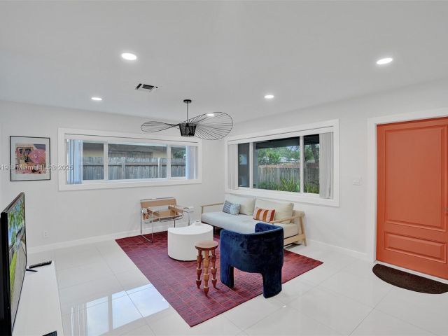 2-bedroom home for rent in Fort Lauderdale - 1605 NW 7th Ter - MondialRealty