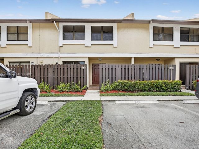 3-bedroom home for sale in Pembroke Pines - 340 SW 97th Ave - MondialRealty