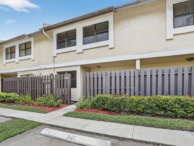3-bedroom home for sale in Pembroke Pines - 340 SW 97th Ave - MondialRealty