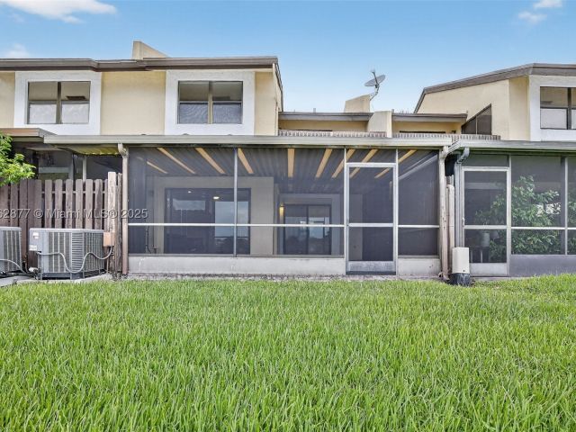 3-bedroom home for sale in Pembroke Pines - 340 SW 97th Ave - MondialRealty