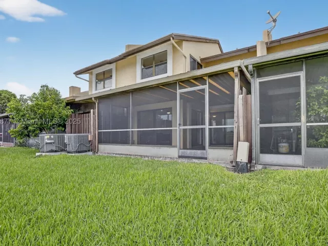 3-bedroom home for sale in Pembroke Pines - 340 SW 97th Ave - MondialRealty