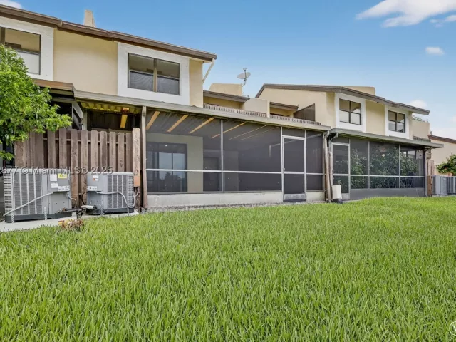 3-bedroom home for sale in Pembroke Pines - 340 SW 97th Ave - MondialRealty
