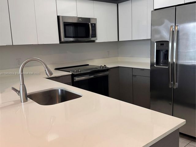 2-bedroom condo for sale in Miami - 321 NE 26th St 601 - MondialRealty