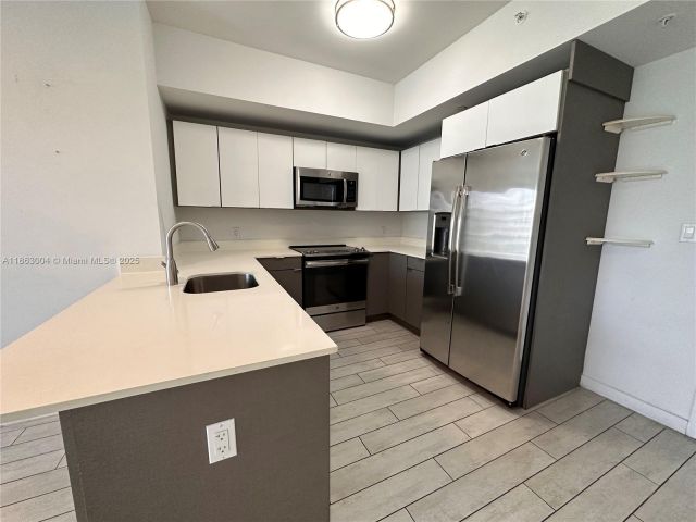 2-bedroom condo for sale in Miami - 321 NE 26th St 601 - MondialRealty